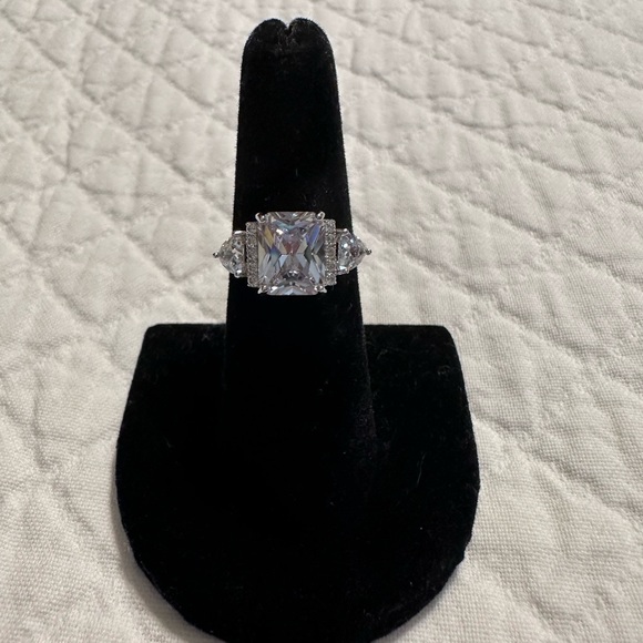 Gorgeous Bella Luce ring from JTV. BRAND NEW!!! - Picture 3 of 5